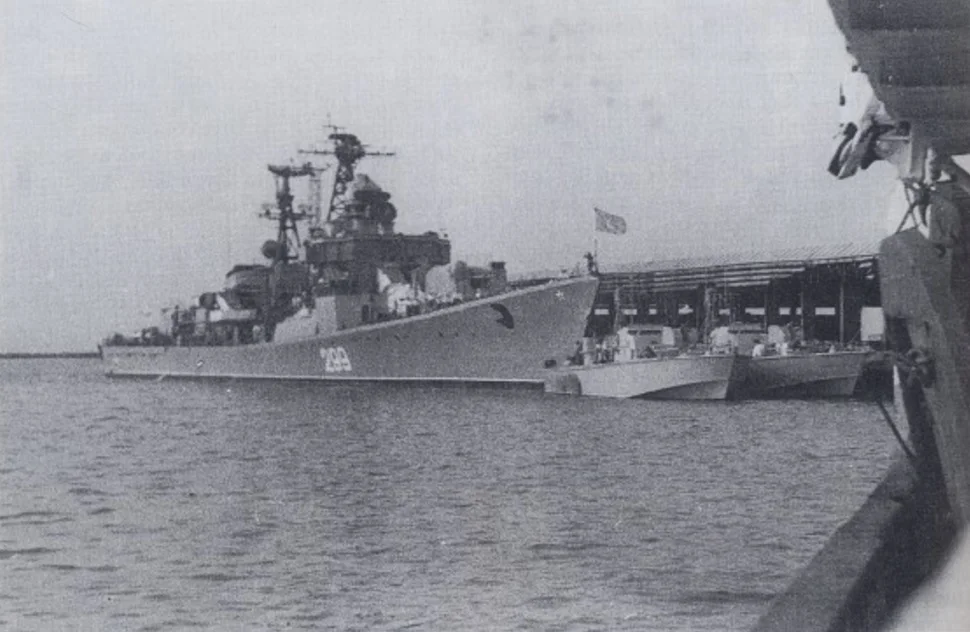 Фото: Эсминец "Бывалый" в порту Конакри