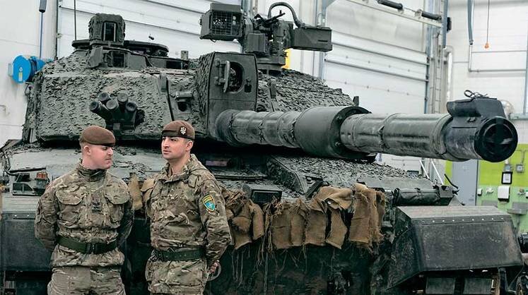    EPA/VALDA KALNINA Британские военнослужащие у танка Challenger 2