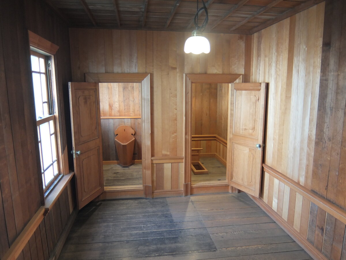 Туалет эпохи Мэйдзи (1868–1912) в здании бывшего Зала общественных собраний города Хакодатэ 