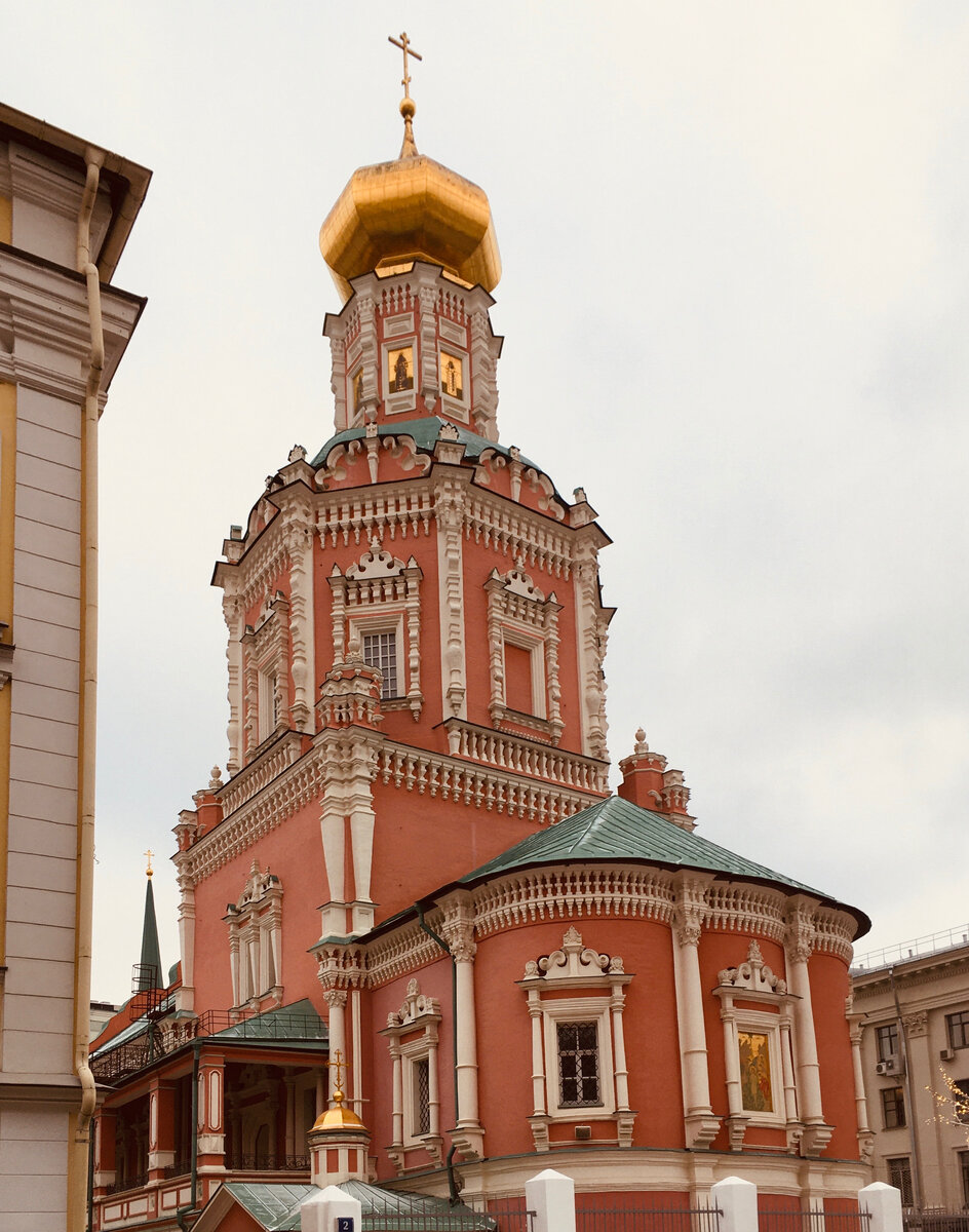 Богоявленский собор. Вид от выхода из метро Площадь Революции. Фото автора. 