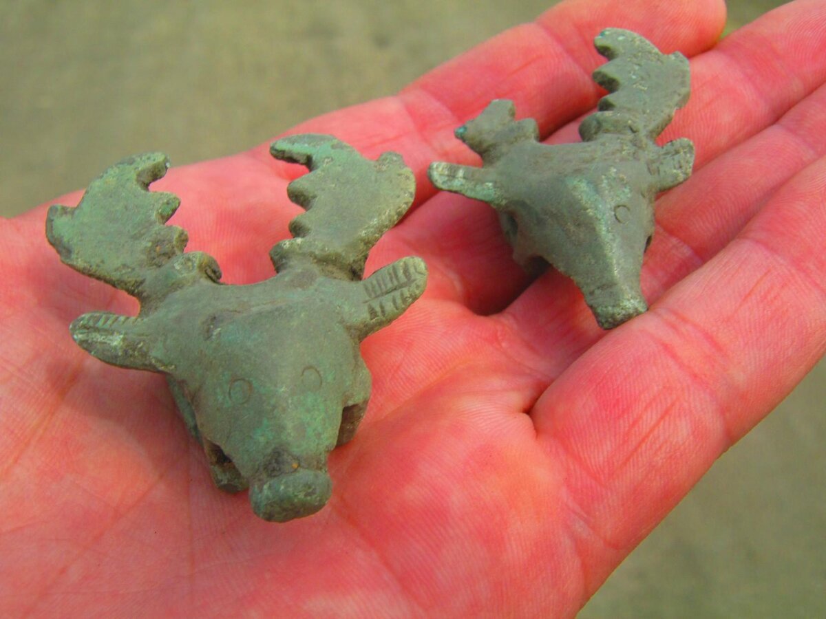 На моей ладони бронзовые изделия конской упряжи в виде лосиных голов. 5 век до новой эры. Актюбинский могильник
