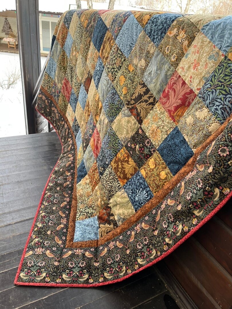 На бордюре - один из самых узнаваемых мотивов У.Морриса "Земляничный вор"