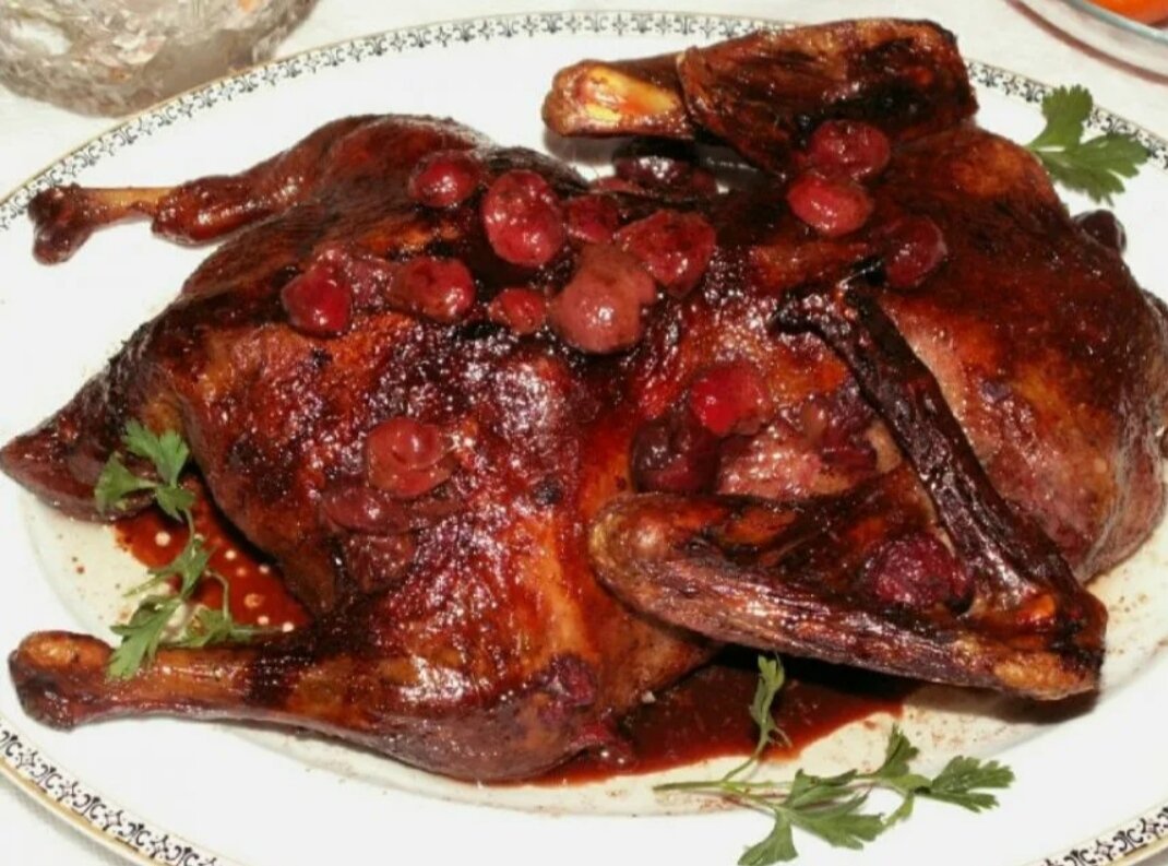 Мясо глухаря. Утка в соусе. Утка мясо. Запечённая утка с вишневым соусом.