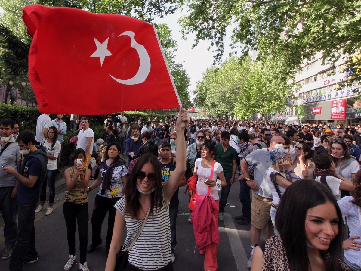 Много турков. Турция люди. Население Турции. Местное население Турции. Турецкие жители.