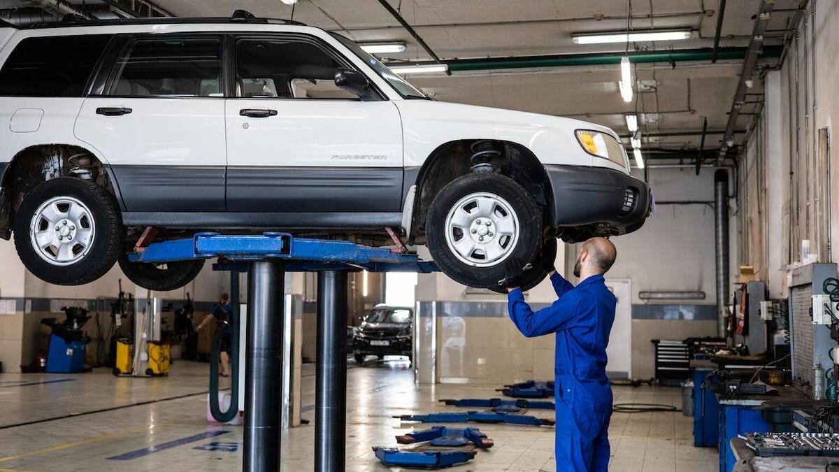    Мужчина проводит техосмотр авто:pexels.com