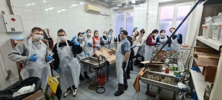    Студенты Орского филиала медицинского колледжа делают блиндажные свечи Марина Шарт