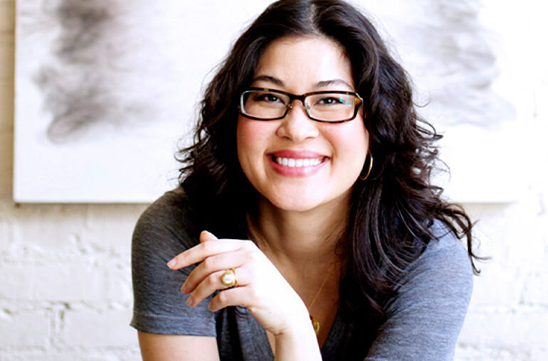 Замысловатые свадебные украшения дизайнера напоминают о романтике прошлых веков и заслужили восторженные отзывы коллег.