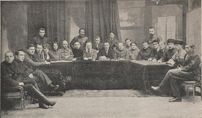 
Султан-Галиев с членами Совета Национальностей. Источник фото: tr.m.wikipedia.org