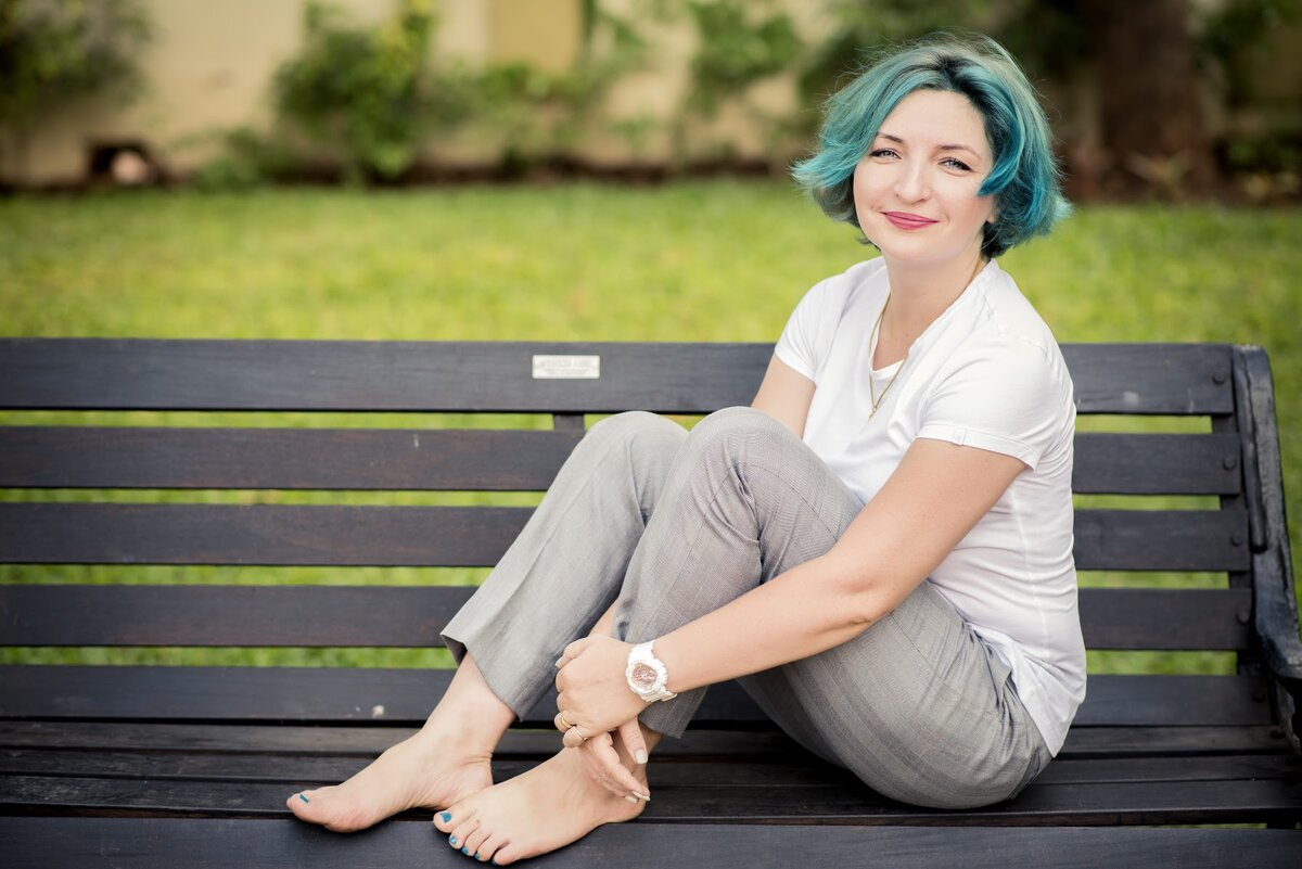 Скамейка на лужайке под нашей квартирой в Гоа 