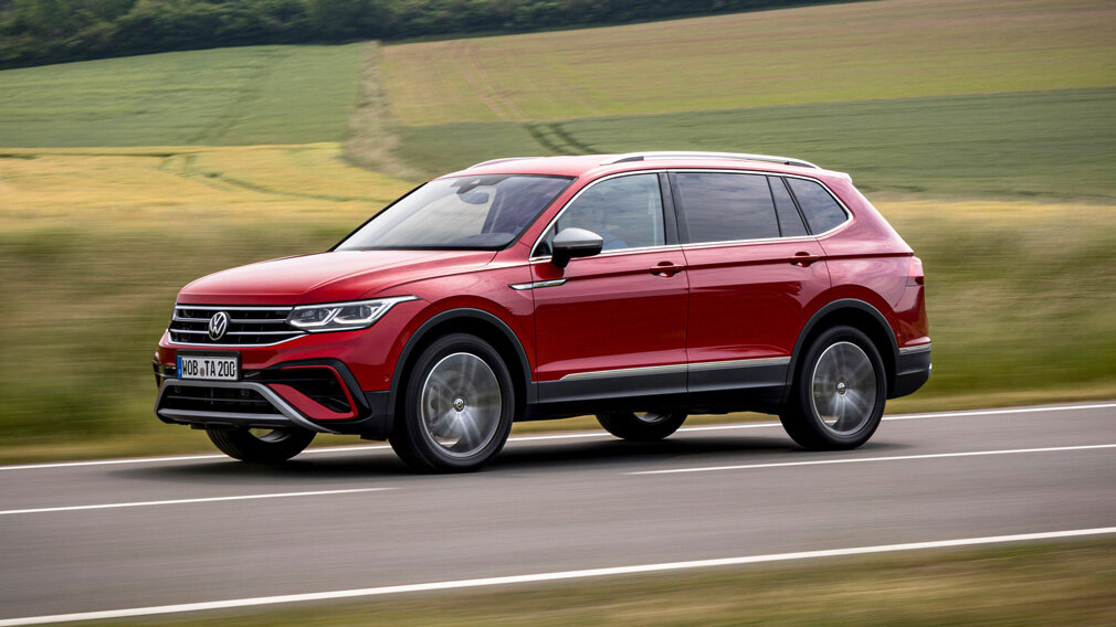 Что касается силовых возможностей Volkswagen Tiguan Allspace, привезенного в нашу страну, то он будет оснащен безальтернативным дизельным агрегатом объемом 2 литра. Производительность такого мотора достигает 200 лошадиных сил. В тандеме с данным двигателем работают семискоростной «робот», а также полноприводный механизм. Подобные характеристики позволяют немецкому паркетнику разгоняться до «сотни» за 7,8 секунды. Максимальный показатель скорости кроссовера — 216 км/ч.Сообщается, что вся партия закупленных автомобилей уже двигается в сторону России и в ближайшее время будет доступна в продаже в автосалонах Санкт-Петербурга. Не исключено, что в последующем кроссовер появится и в других городах нашей страны.Источник:https://naavtotrasse.ru/volkswagen/v-rossii-nachali-prodavat-udlinennyj-volkswagen-tiguan-allspace.html