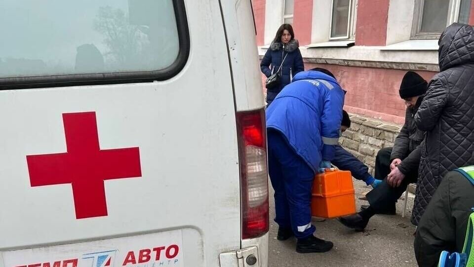     В Азове агрессивная собака напала на трех человек и прокусила одному из них ногу рядом со школой № 1, об этом сообщили в сети «ВКонтакте».