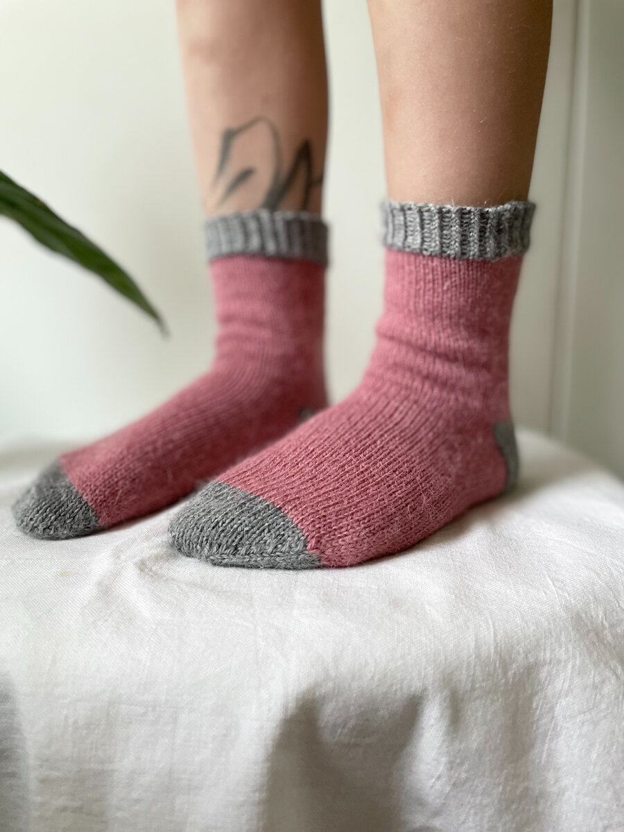 Новогодние подарки для детей своими руками — вяжем детские носки спицами