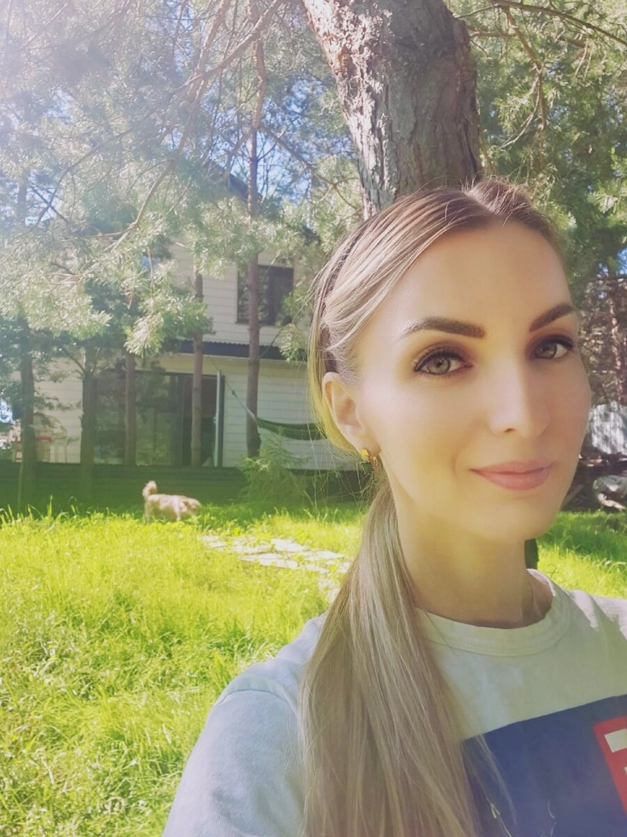 Хозяйка дома-  Оксана. Мама троих дочек. Счастлива замужем. 