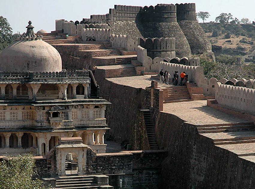 Фото с сайта: https://www.traveldealsfinder.com/wp-content/uploads/Kumbhalgarh-Fort.jpg