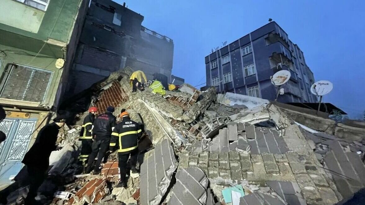     Среди них более 230 сирийцев и не менее 280 турецких граждан.