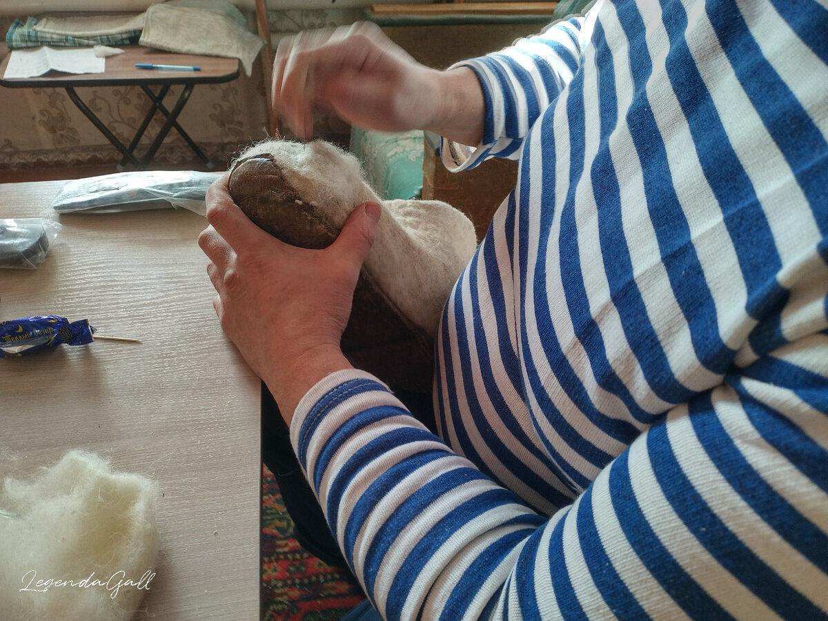 Сидит, тыкает ))