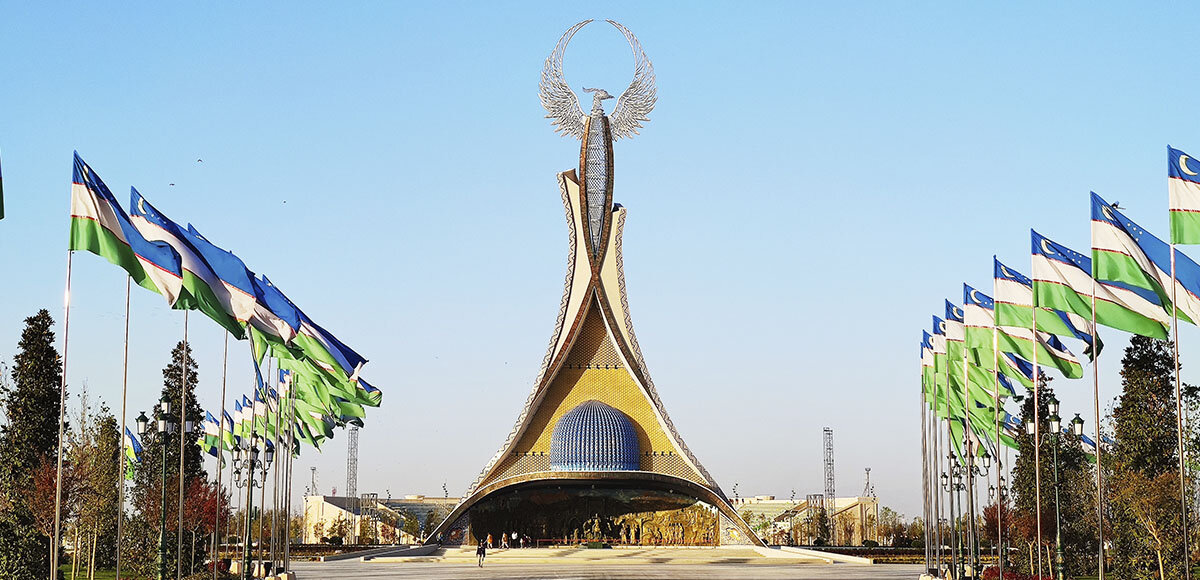  Стела Независимости – величественный монумент высотой в 60 метров. Монумент венчает стилизованная птица счастья Хумо — символ мира, процветания и свободы.