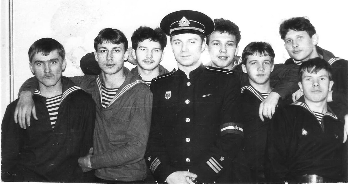 Слева направо: Эдик Кравченко, Коля Пискарёв, Сергей Кравчук, Сергей Ерасов, Игорь Полетаев, Олег Кириллов, Александр Фатеев, Андрей Докучаев. Фото 1984 года.