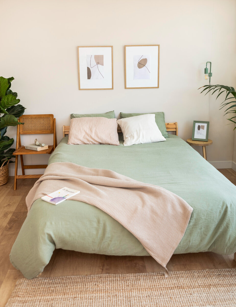 Изображение от <a href="https://ru.freepik.com/free-photo/beautiful-bed-in-the-middle-of-the-bedroom_14601080.htm#query=%D1%81%D0%BF%D0%B0%D0%BB%D1%8C%D0%BD%D1%8F&position=27&from_view=search&track=sph">Freepik</a>