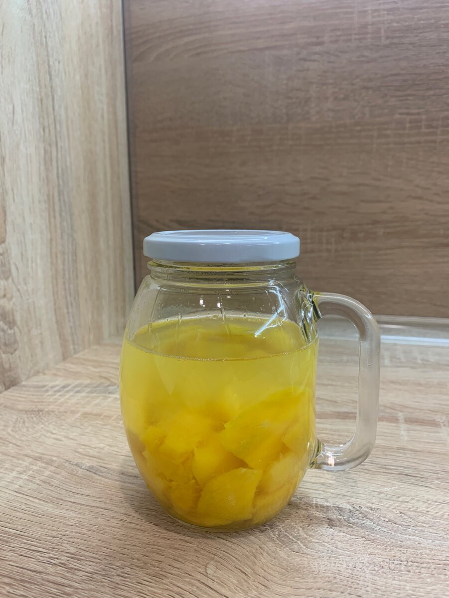 Кусочки манго, залитые водкой