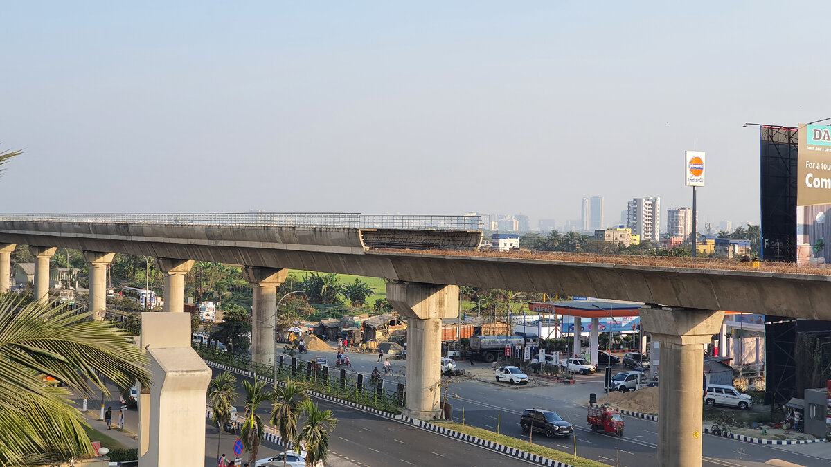 Строящаяся развязка и линия наземного метро