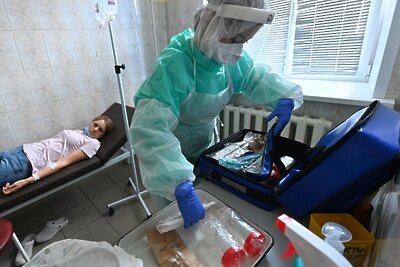    Медицинские работники на учениях по выявлению холеры ©Виктор Толочко РИА Новости