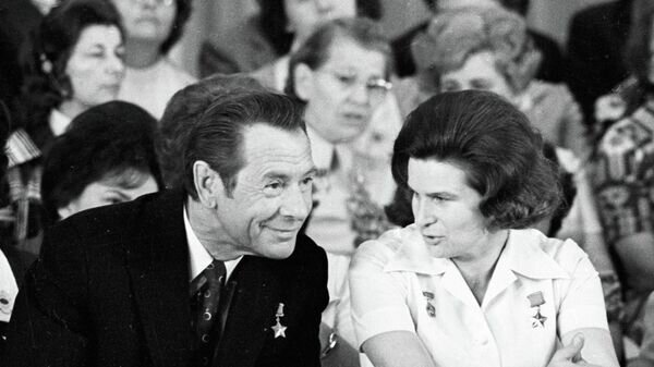    Машеров и Терешкова беседуют в президиуме© Sputnik / Юрий Иванов