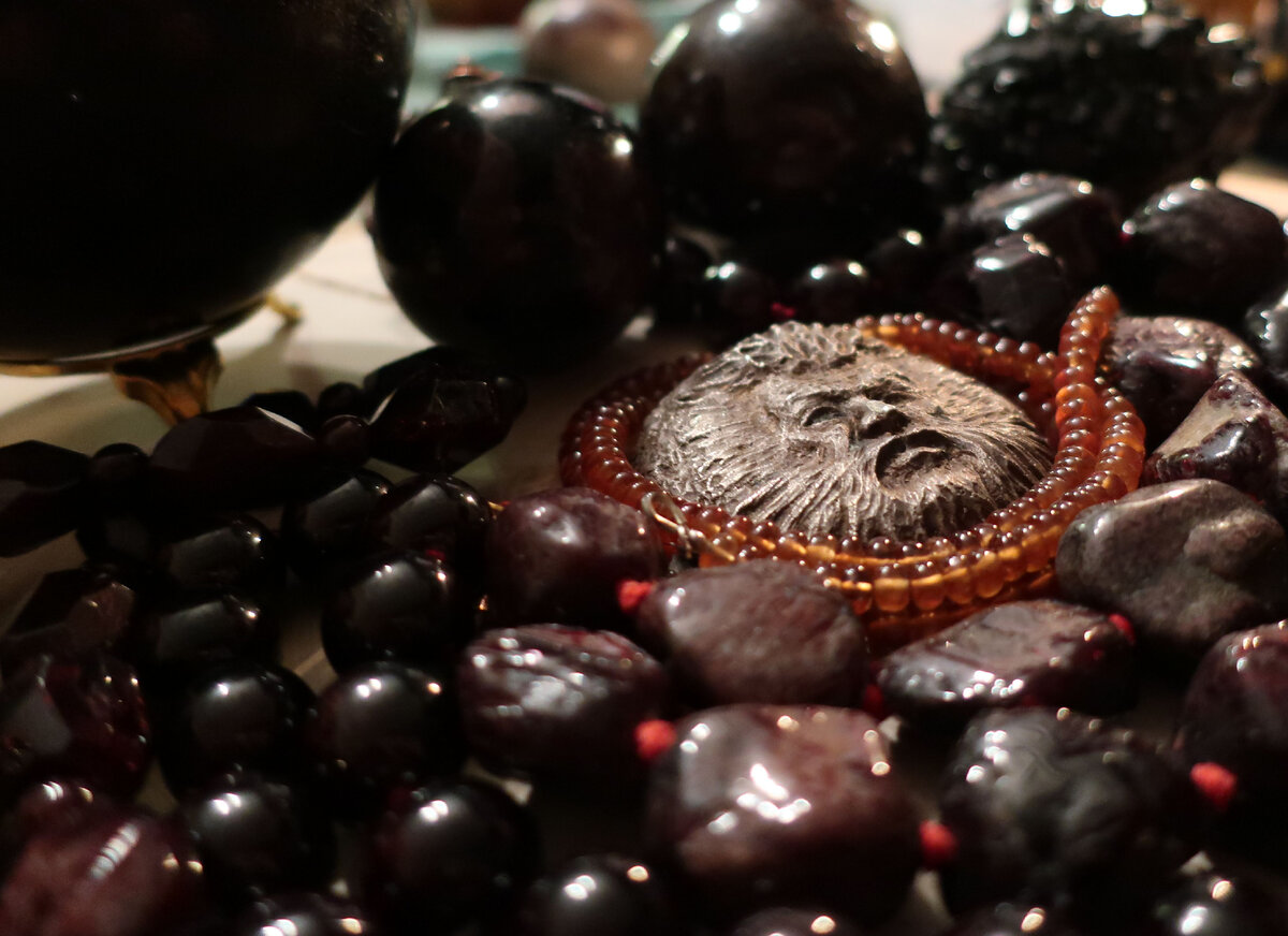 Альмандины и спессартины. В центре - лик Рода - работы Валерия Петрова (Калевала) 