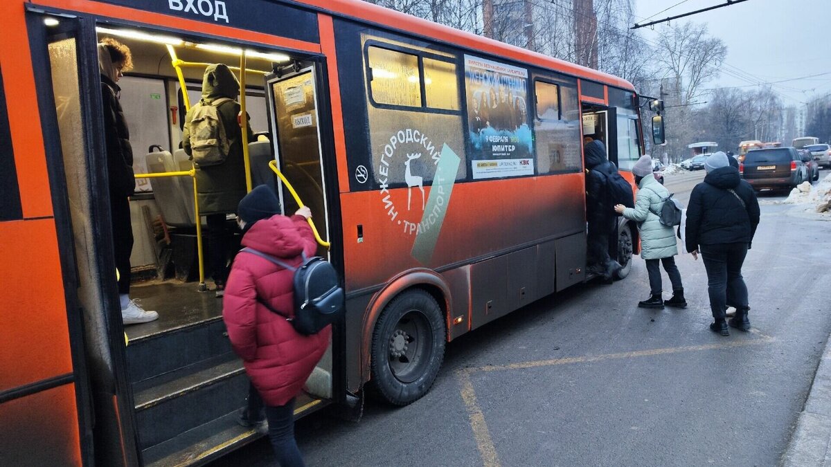     С сегодняшнего дня, 15 февраля, сразу несколько муниципальных автобусов стали отображаться в навигационной системе. О подробностях рассказали в диспетчерской службе «ЦРТС».