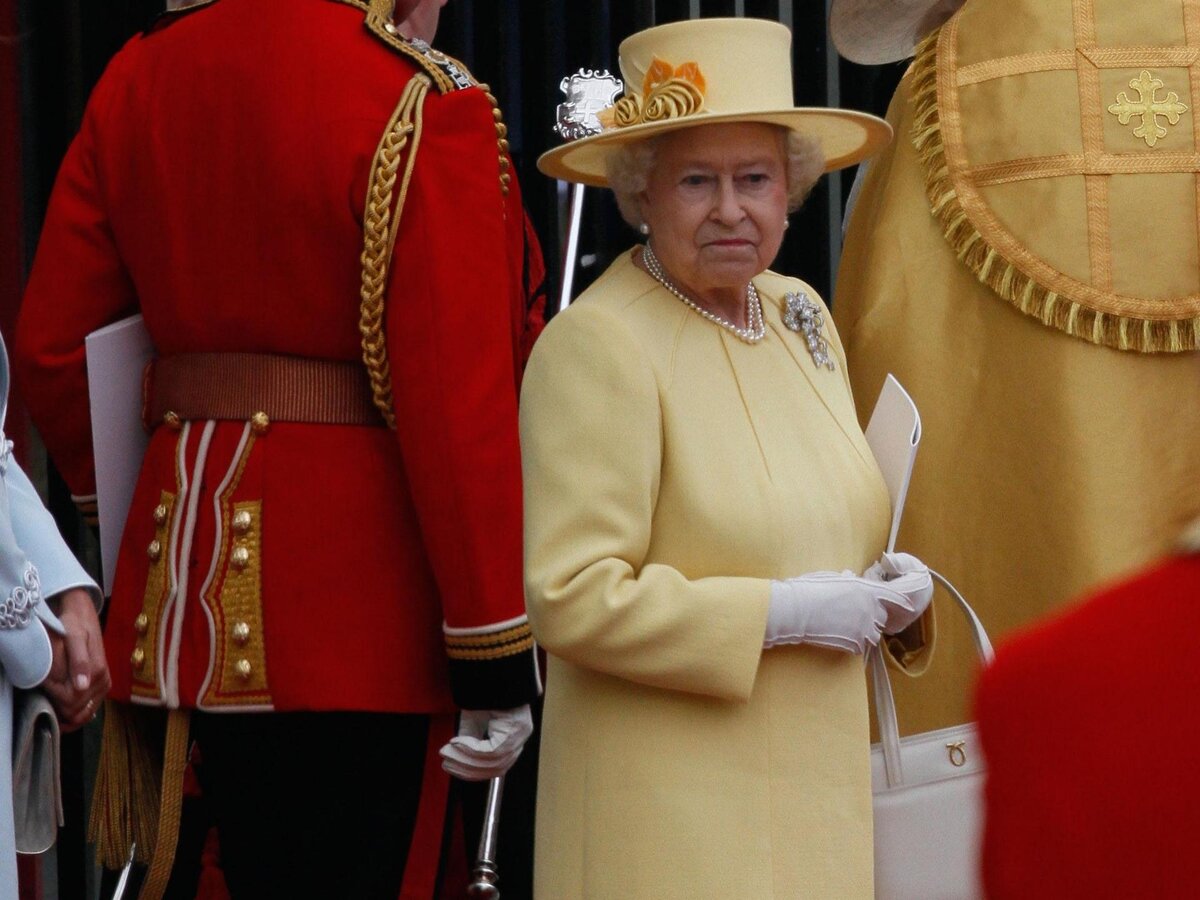    Королева Елизавета покидает Вестминстерское аббатство после свадьбы принца Уильяма и Кейт Миддлтон, 29 апреля 2011