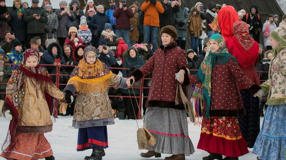  Масленица — один из любимых праздников россиян. В это время устраивают массовые гуляния, сжигают чучело, водят хороводы и пекут блины.-2