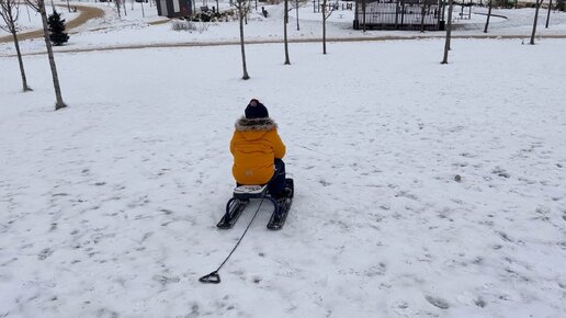 Лепим снеговика, катаемся на санках, играем в пожарного в игровом центре