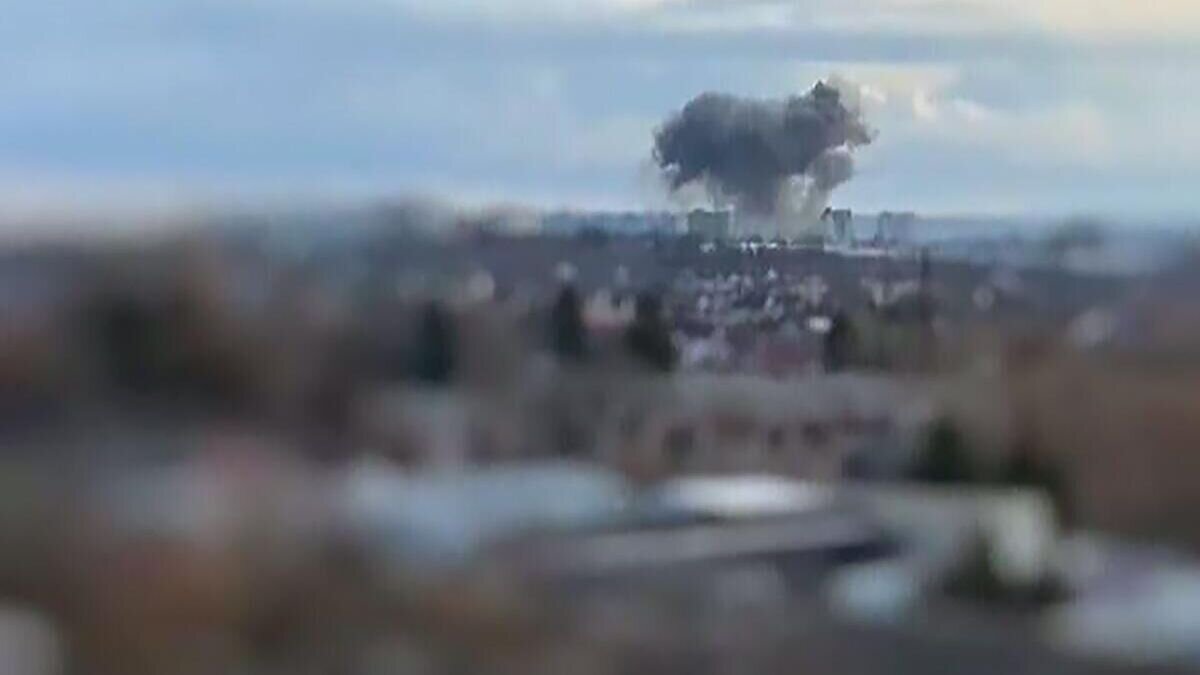    Дым от взрыва в Хмельницком, Украина© фото очевидца