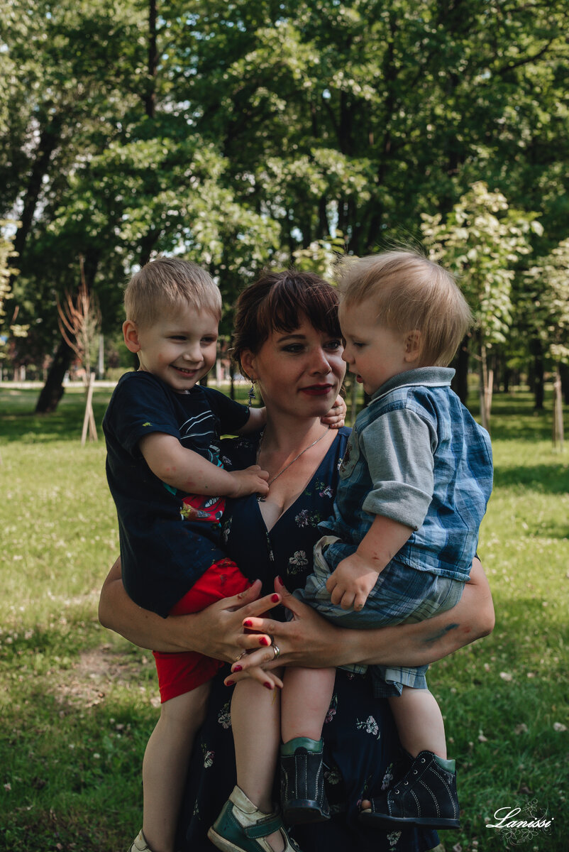 Тут еще только двое сыновей. Через пару месяцев я узнаю, что теперь будет и третий ребенок