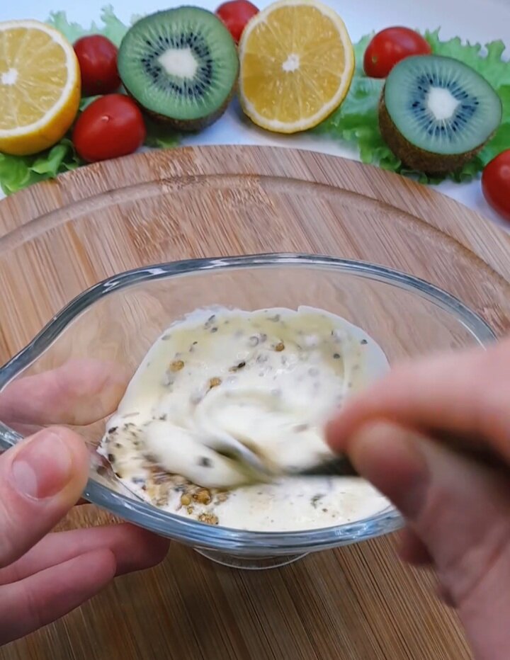 2. Хорошо перемешаем и вкусный соус у нас готов! (Он подойдёт ко многим салатам , которые состоят из овощей)