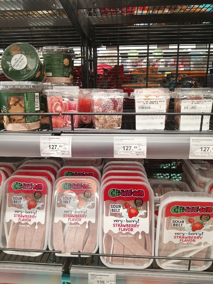 Еще сладости, фирменный мармелад на полочке выше