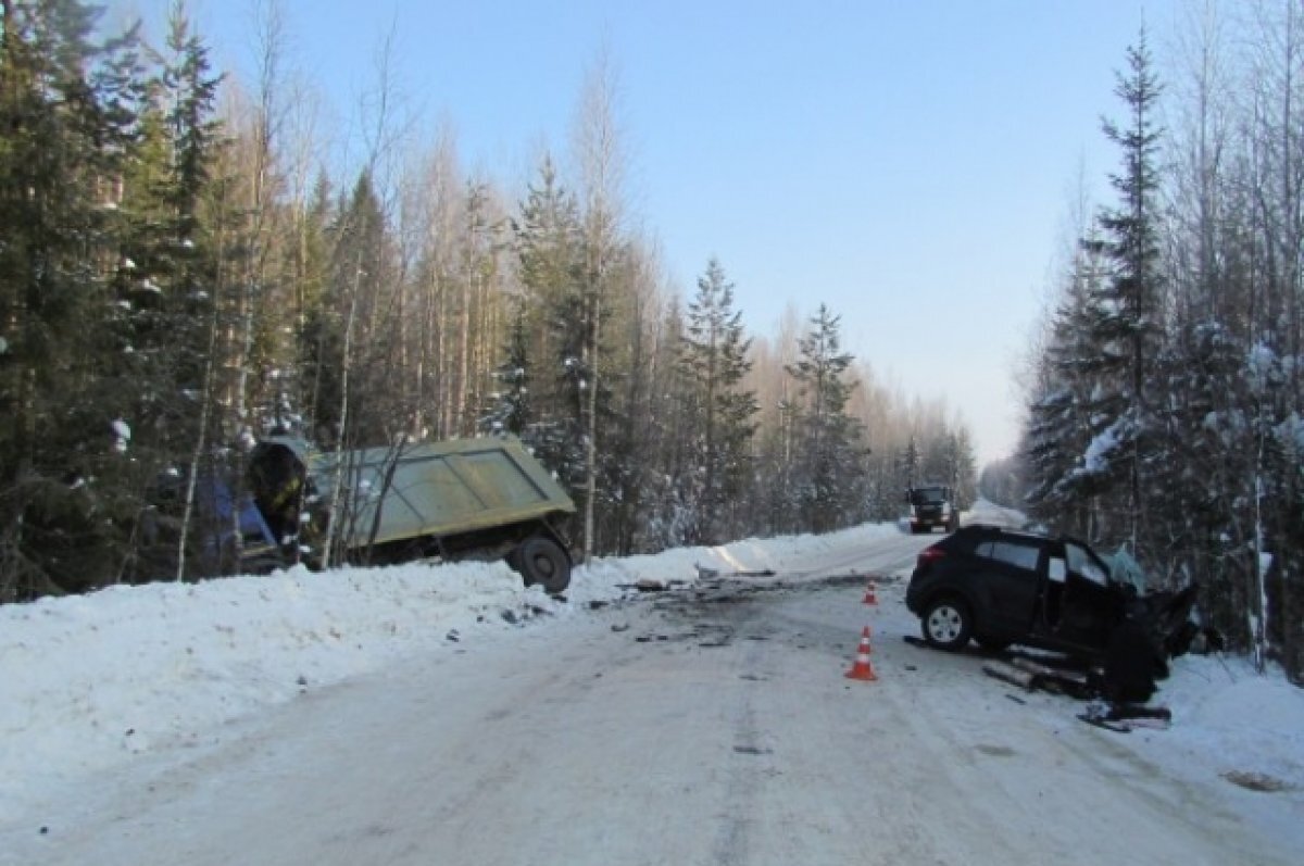    В Коми в страшной аварии кроссовера с грузовиком пострадали четыре человека