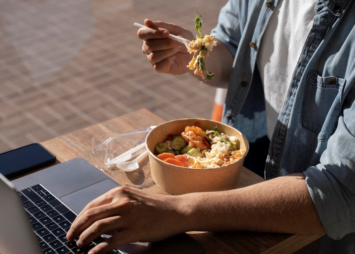 Переедание за гаджетами