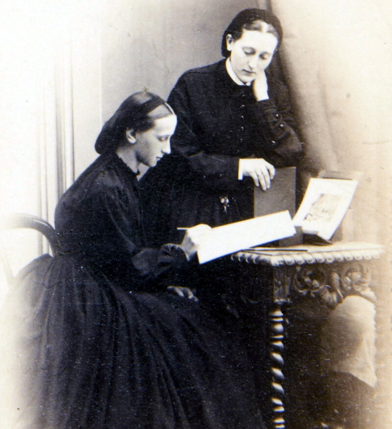 Луиза с женой брата мужа, герцогиней Марией Максимилиановной, внучкой Николая I. 1866 год
