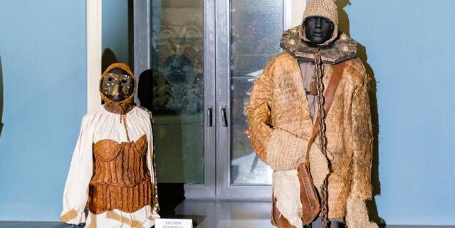    Для создания костюмов художники использовали в основном натуральные материалы.Алена Бобрович