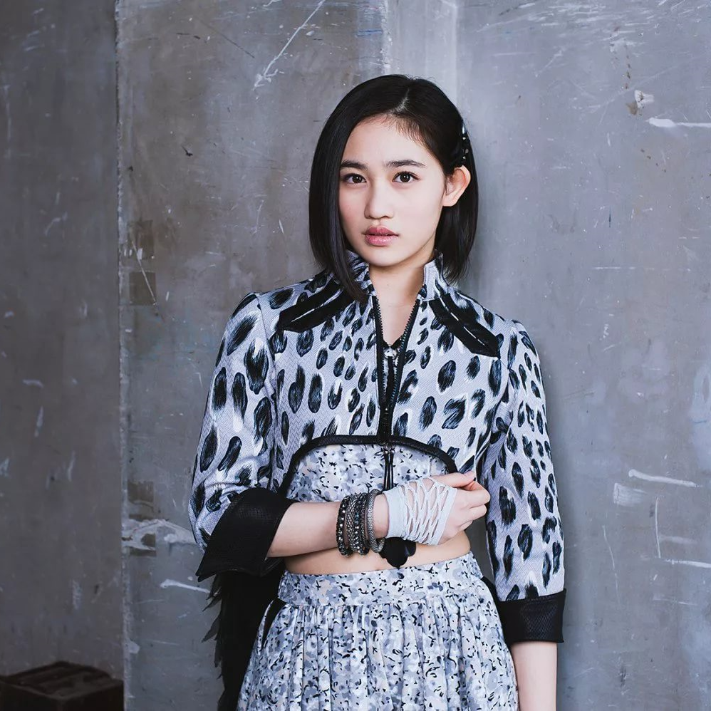 Сасаки Рикако. Родилась 28 мая 2001 года. Хафу (Япония / Филиппины). Рост: 166 см. 3-ое поколение (2014 год). До того, как попасть в группу, была участницей SCK GIRLS, еще год провела в стажерской программе. Кроме музыкальной, развивает и модельную карьеру. 