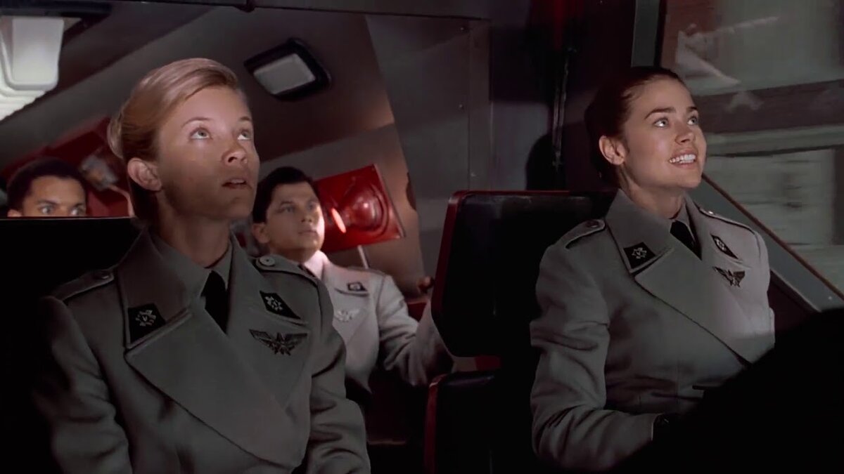 Кадр из фильма "Звездный десант" (1997)