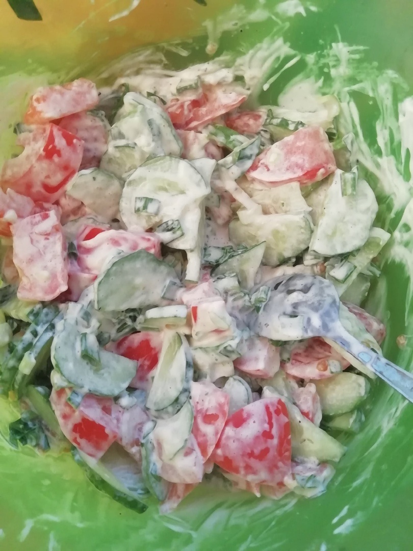 салат получается вкуснее чем с простым майонезом. И вкус ярче чем со сметаной. 