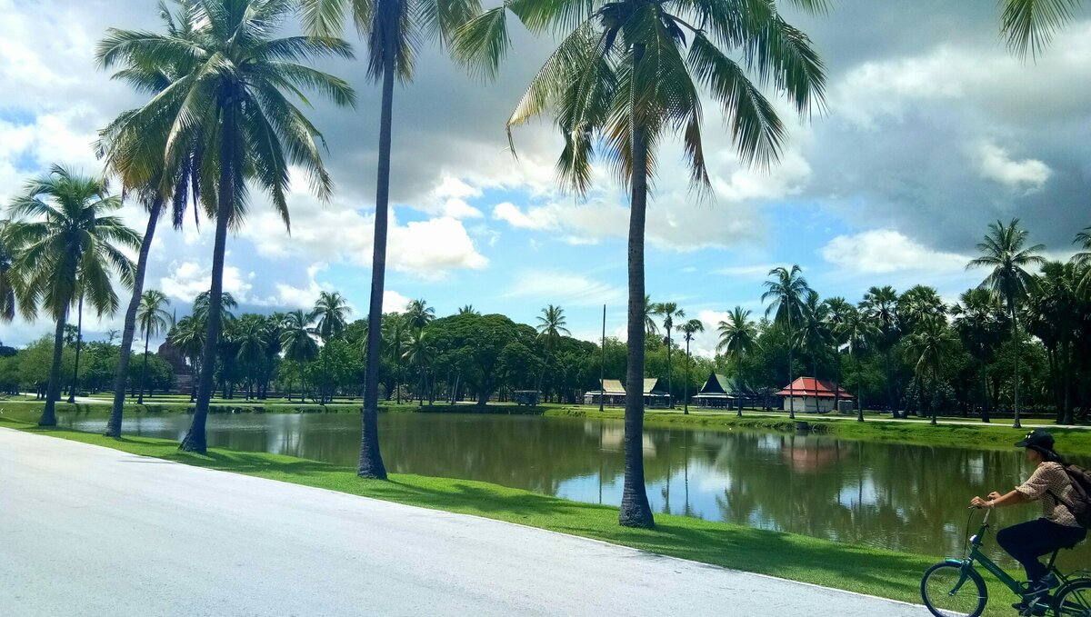 Исторический парк в Сукхотай в сезон дождей. Опасные и непредсказуемые тучки.