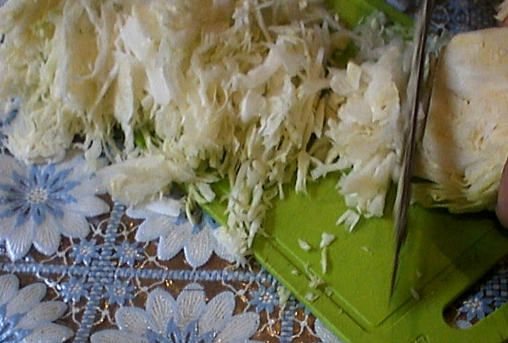 нашинковать капусту