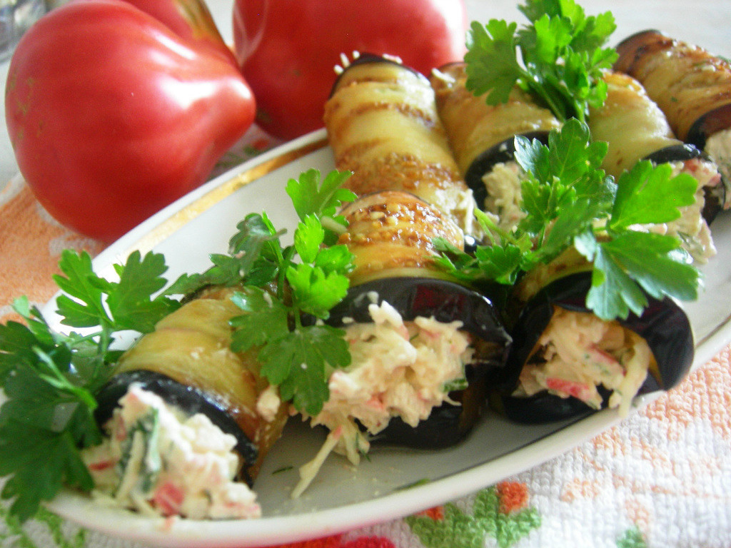 Рулетики из баклажанов.