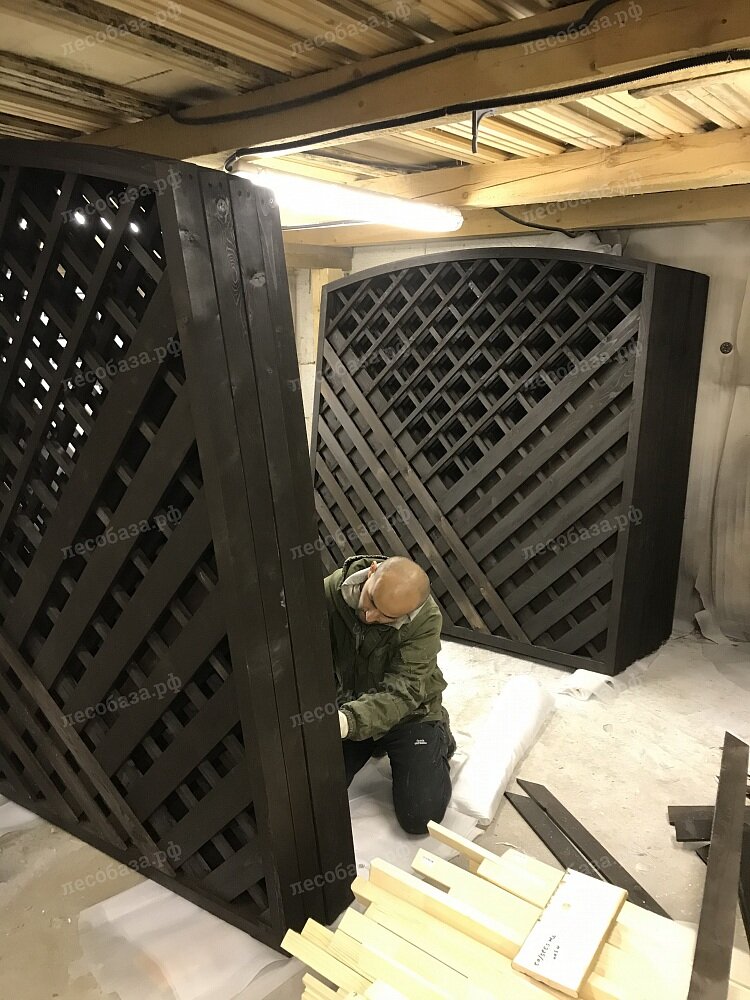 Декоративная шпалерная решетка для зонирования сада от столярной фабрики Лесобаза.рф