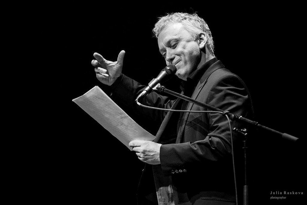 Вадим Демчог в спектакле "Закрой глаза и смотри" (фото с сайта arlekiniada.com)