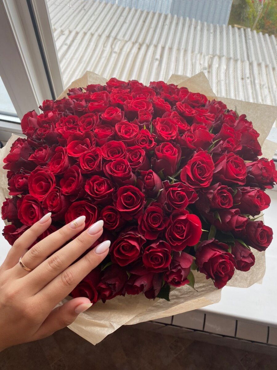 Я люблю делать подарки и сюрпризы . Это самое важное в моей жизни . Ведь когда ты даришь подарок , ты в первую очередь смотришь на эмоции и реакцию этого человека , это не забываемое чувство. 
