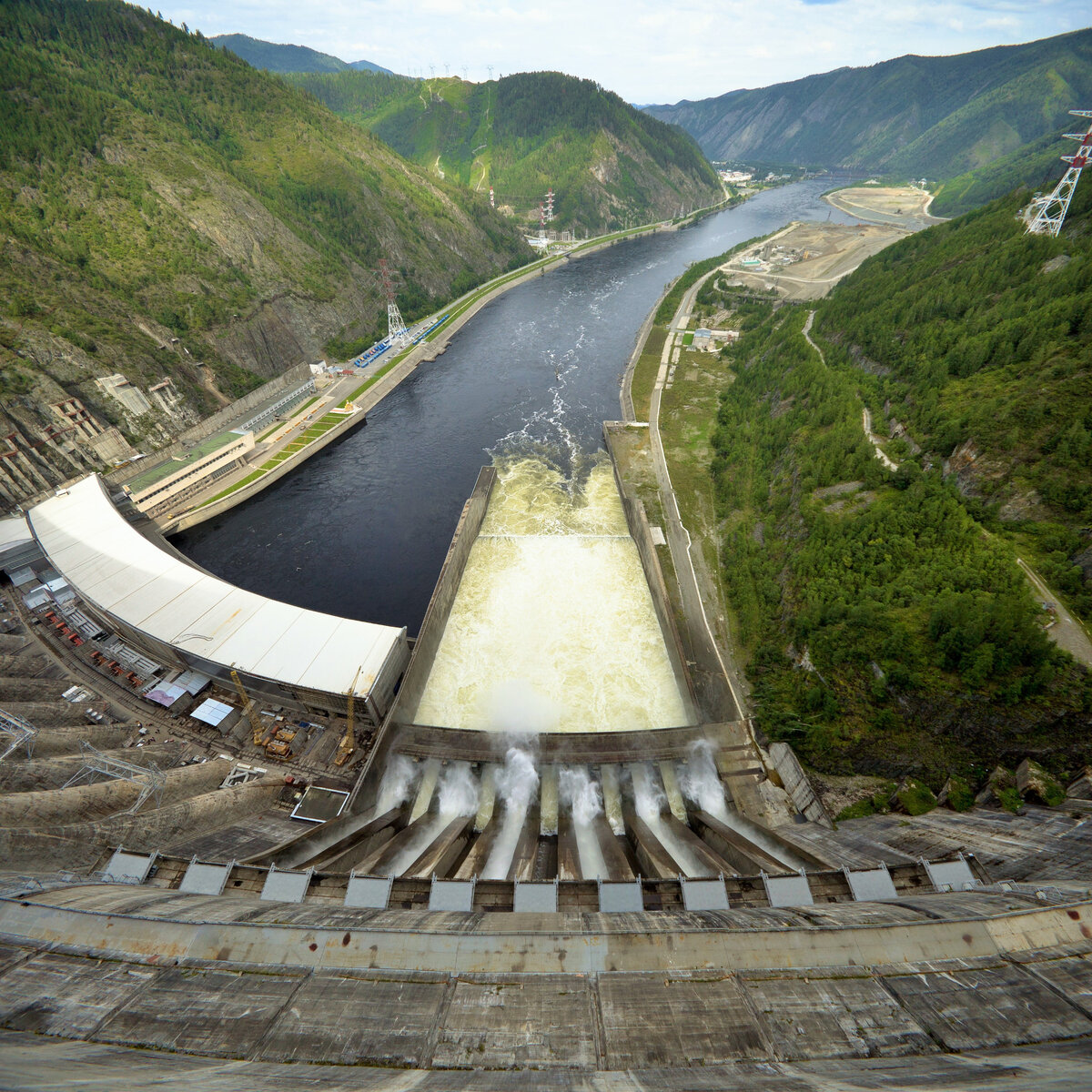 Что такое плотина. Саяно-Шушенская ГЭС. Саяно-Шушенская ГЭС водосброс. Плотина Саяно-Шушенской ГЭС. Саяно Шушенская дамба.